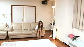 섹시한 일본녀 장난감으로 카우걸 포지션에서 깊은 크림파이 박아