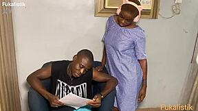 私は生意気なエボニースチューデント、数学の宿題中にBBCティーチャーをファックしてる