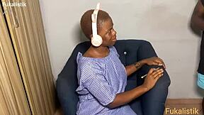 私は生意気なエボニースチューデント、数学の宿題中にBBCティーチャーをファックしてる