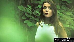 Seksi lepotica z zelenimi očmi se samozadovoljuje na prostem v gozdu