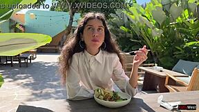 Pyysin kaveria tulemaan naamalleni kahvilassa, jotta voisin syödä ruokaa sperman kanssa - julkinen cumwalk.