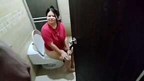 espié a mi hermanastra en el baño y me obliga a follarle el culo grande