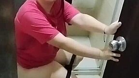 espié a mi hermanastra en el baño y me obliga a follarle el culo grande