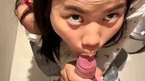 Gadis Asia 18 tahun bagi blowjob di tandas awam, berakhir dengan cumshot besar di mukanya