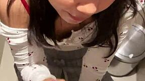 18살 아시안 여자가 공중화장실에서 블로우잡, 얼굴에 거대한 사정으로 끝남