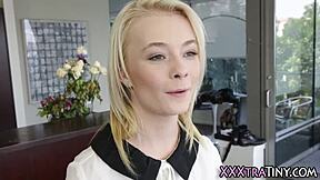 Liten blond får sæd på sine små pupper!