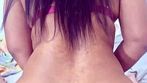 disfruta la vista de esta culona abriendose el culo mientras se mete una verga por el ano