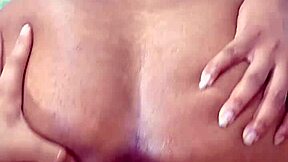 disfruta la vista de esta culona abriendose el culo mientras se mete una verga por el ano