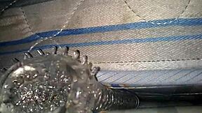 masturbándome con mi juguete de goma