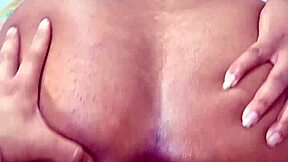 disfruta la vista de esta culona abriendose el culo mientras se mete una verga por el ano