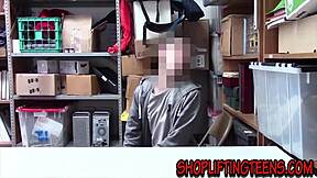 블론드 경비원이 정액 맞고 현장에서 들켜!