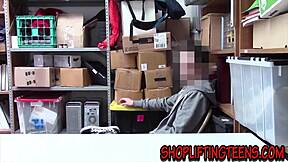 블론드 경비원이 정액 맞고 현장에서 들켜!