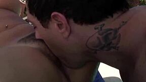 אחות חורגת בבריכה מקבלת זיון גס