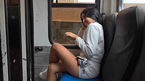 me chupa el pito en el autobús público y después terminamos follando en un hotel