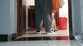 Mulher De Corno Recebe Vizinho Encanador De Saia Sem Calcinha