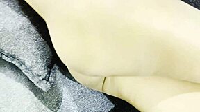 Ali seksi indijska mladinka 18+ jezdi svojo tesno pičko do neverjetnega orgazma?