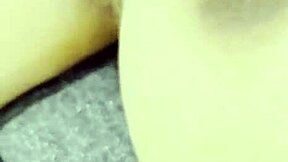 Je tahle sexy indická mladá pornohvězda jezdí svou těsnou píču k úžasnému orgasmu?