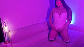 Esta Camarera Se Deja Follar Por Algo De Dinero En La Habitación Oculta