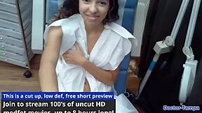 Dr. Tampa examina a buceta depilada de Aria Nicole