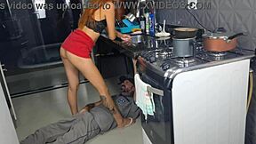 Married Woman Receives Plumber Without Panties For Fun