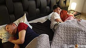 Deo 1: Jebem svoju posestrimu pored očuha u krevetu.