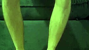 i love watching essa novinha sit on that cock showing her pussy