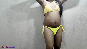 Indisk shemale i lime bikini crossdresser og runker!
