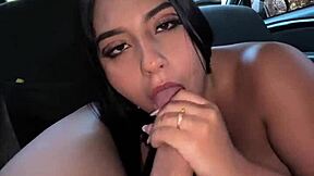 Ma demi-soeur chaude fait une pipe impressionnante avec éjaculation en bouche!