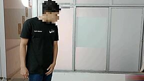 Me atragante con la gran polla de mi hermanastro me puso a chuparla y a tragarme su cum