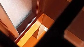 Masturbacion en la ducha termino en orgasmo enorme ducha erotica con lluvia dorada