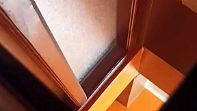 Masturbacion en la ducha termino en orgasmo enorme ducha erotica con lluvia dorada