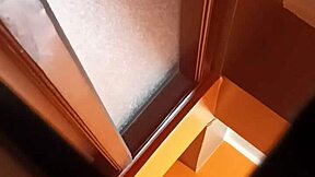 Masturbacion en la ducha termino en orgasmo enorme ducha erotica con lluvia dorada