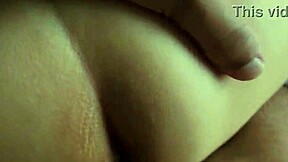 Transando de quatro exibindo marquinha de sol e ganhando gozada nos seios