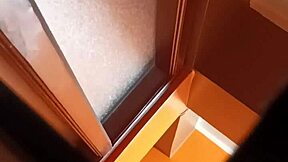 Masturbacion en la ducha termino en orgasmo enorme ducha erotica con lluvia dorada