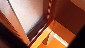 Masturbacion en la ducha termino en orgasmo enorme ducha erotica con lluvia dorada