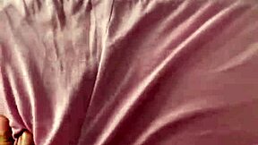 Иранская сводная сестра с большими натуральными сиськами мастурбирует соло! Крутая в домашнем действии!