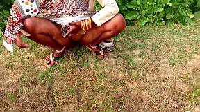 Indická teta má tvrdou venkovní zkušenost.