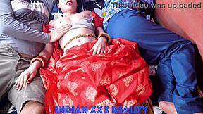 Indijska mačeha jebe pastorka, medtem ko mačeha gleda v desi roleplay hitrem seksu!