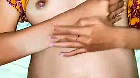 ¿Quieres ver ngentot sambil peras air susu? Mamah muda daster kuning sange berat gets creampie in homemade lingerie action.