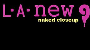 Mlada bleščeča blondinka razkrije svoje seksi telo med casting intervjujem na kavču