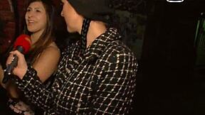 よそ者よ、この若い18+ティーンに引きずり込まれて公共で遊ばない？彼女がドイツのキャスティングで言う