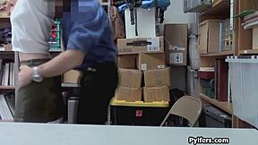 Sladka rdečelaska tatinka dobi močno vrtano od varnostnikov v nakupovalnem centru na skriti kameri.