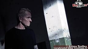 Deutscher anal dreier mmf mit dünner brünetter schlampe in double penetration group sex