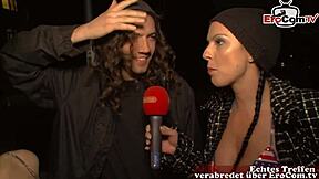 よそ者よ、この若い18+ティーンに引きずり込まれて公共で遊ばない？彼女がドイツのキャスティングで言う