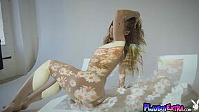 i'm petite blonde nicole aniston showing my sensual side