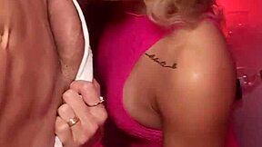 Amiga Faz De Putinho Usando Pica Para Sentar Muito Em Sexo Anal Com Latina Milf