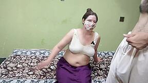 Pakistanska vroča sosednja bhabhi se jebe samo za ljubezensko pismo, jasen hindi zvok v tem desijskem seksu z amatersko azijsko BBW veliko ritjo in naravnimi joškami