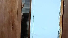 me caliento cada día más espiando a mi cuñada cuando se baña en la ducha