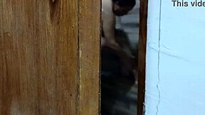 me caliento cada día más espiando a mi cuñada cuando se baña en la ducha