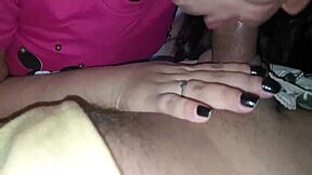 Mamando su duro pene hasta que se rinda completamente con cumshot y facial!